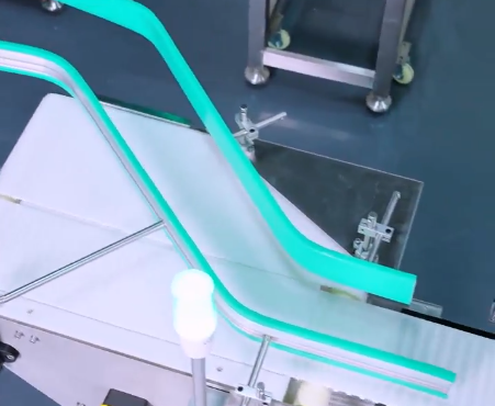 كاشف المعادن مع السكك الحديدية